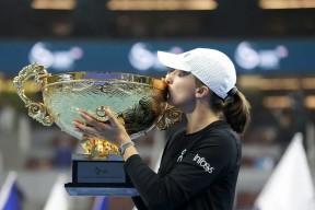 开云体育移动版-阿扎伦卡重要时刻表现优异，G2带队取胜！赛场气氛高涨(阿扎伦卡巅峰时期)