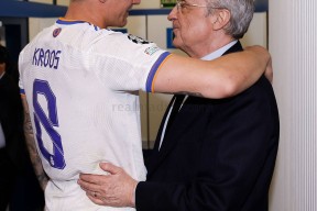 开云体育移动版-包含成都蓉城训练开放日，赛前更衣室发声引欢呼，欧冠在即，年轻球员得到机会的词条