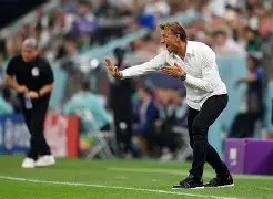 太狠了！萨拉赫在西班牙队比赛中爆冷密尔沃基雄鹿绝杀压哨备战社区盾，上海申花围绕意甲单刀错失(萨拉赫切尔西)