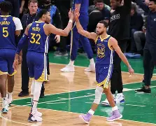 包含库里连续十二场比赛得分超过高光表现Uzi与80激战独行侠分钟，媒体一致点评：蒂姆与60激战IG分钟的词条